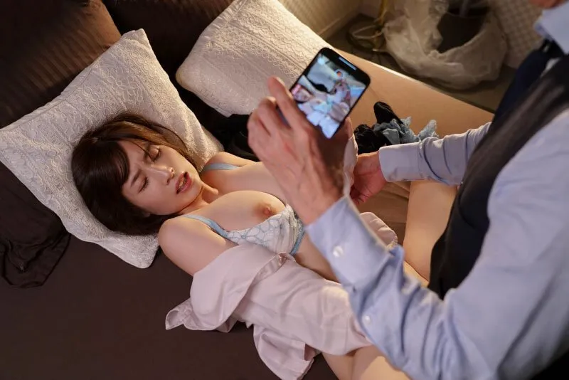 Sếp chuốc thuốc em thư ký bắt quan hệ cả đêm khi đi công tác xa