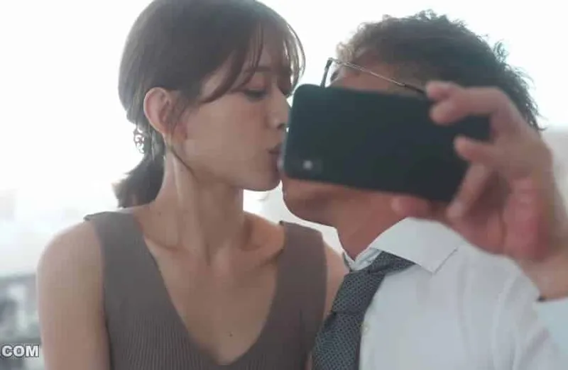 Thấy bà xã hơi lạ, ông xã xem điện thoại bà xã và thấy cảnh làm tình với cấp trên của mình