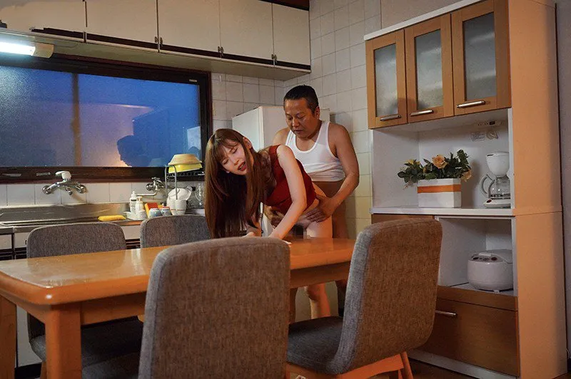 Con gái bị chồng mới của mẹ quan hệ mỗi ngày, cho dù đã có người yêu